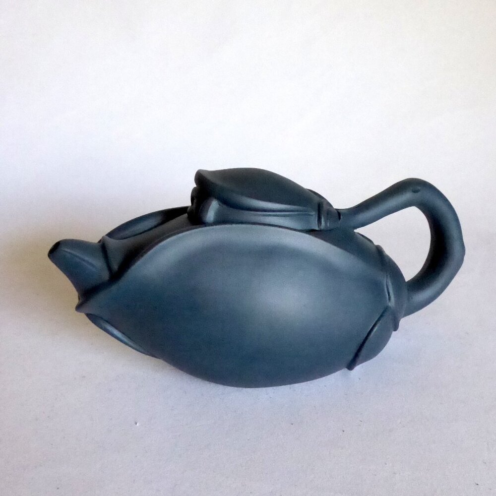 VINTAGE NEW TRADITIONAL CHINESE YIXING LOTUS FLOWER BUD BLOOM CLAY TEAPOT